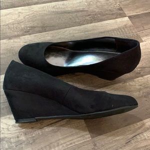 Avenue - Black Suede Wedges size 11W